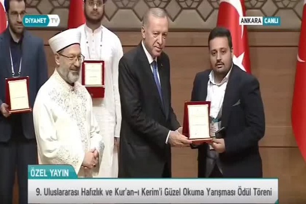 سید پارسا انگشتان رتبه دوم مسابقات قرآن کریم ترکیه را کسب کرد