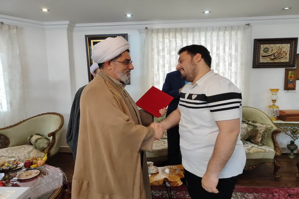 تجلیل مدیرکل اوقاف و امور خیریه استان مازندران از سید پارسا انگشتان قاری ممتاز مازندرانی