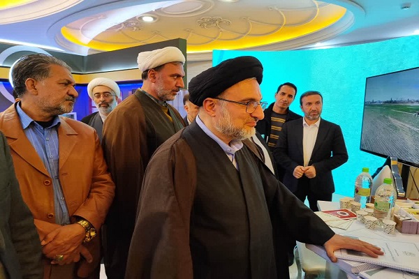 از دید رئیس سازمان اوقاف از غرفه محصولات کشاورزی اداره‌ کل اوقاف مازندران در نمایشگاه روایت پیشرفت